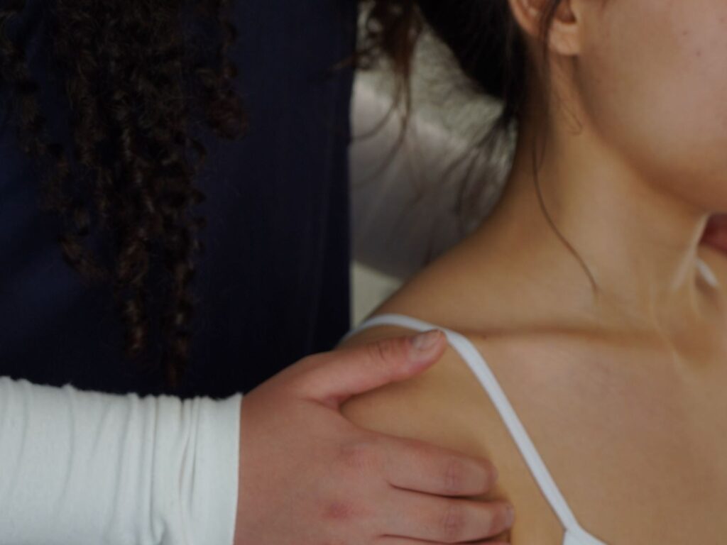 Fysiotherapeut onderzoekt de schouder — schouder sneltest