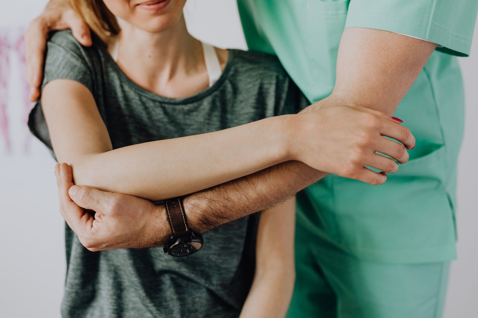 Orthopedist strekt de schouder tijdens klinisch onderzoek