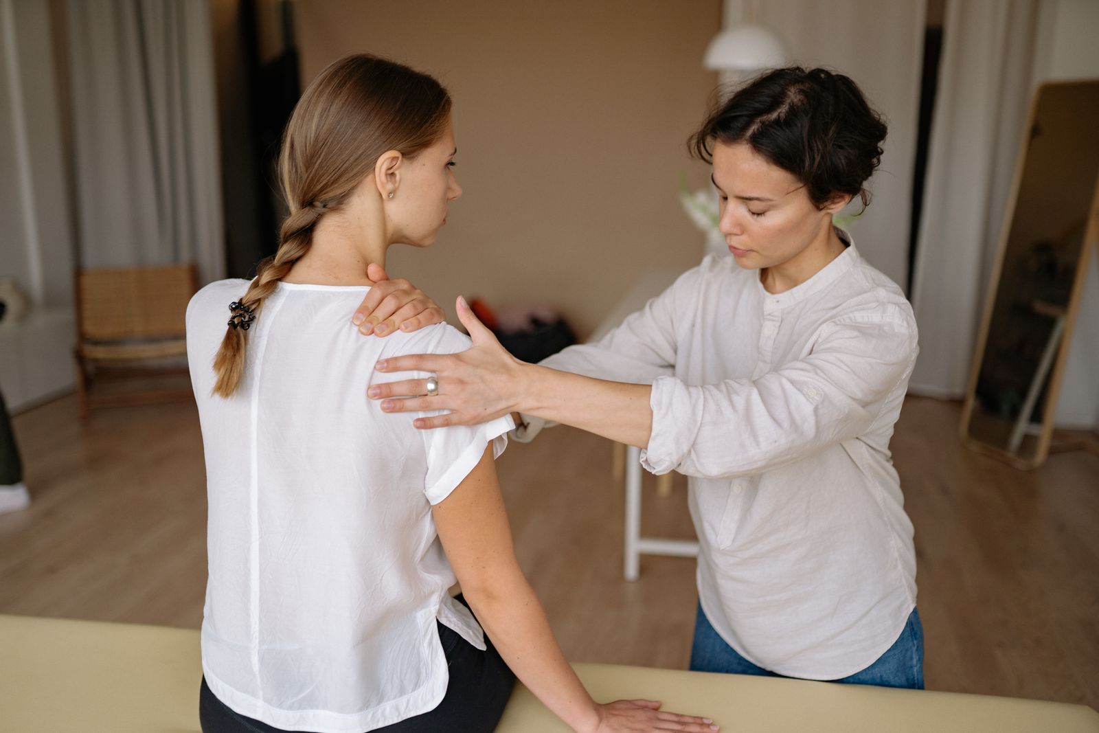 Therapeut behandelt de schouder met manuele therapie