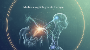 Schematische afbeelding van het menselijk lichaam met geaccentueerde pijnpunten en zenuwbanen, omgeven door gouden cirkels, met de tekst "4xT THERAPEUT TRAJECT" en "Masterclass geïntegreerde therapie".-Mobile