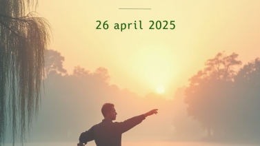 Persoon beoefent Tai Chi bij zonsopgang in een mistig park – symbool voor innerlijke rust en balans.
