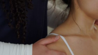 Fysiotherapeut onderzoekt de schouder — schouder sneltest